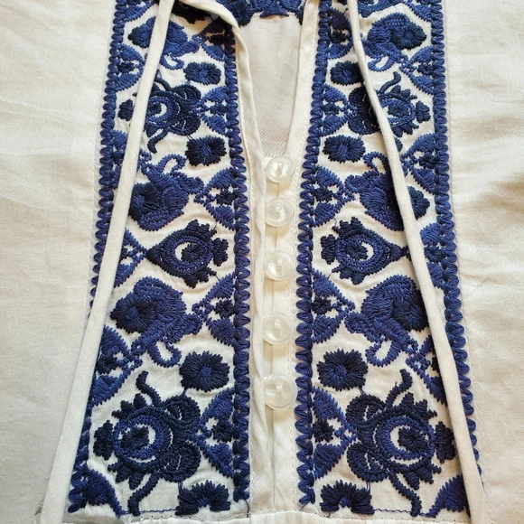 Selling Beautiful Women's Blue & White Long Sleeved Top with Floral Design - Picture 3 of 10